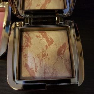 Hourglass lighting blush